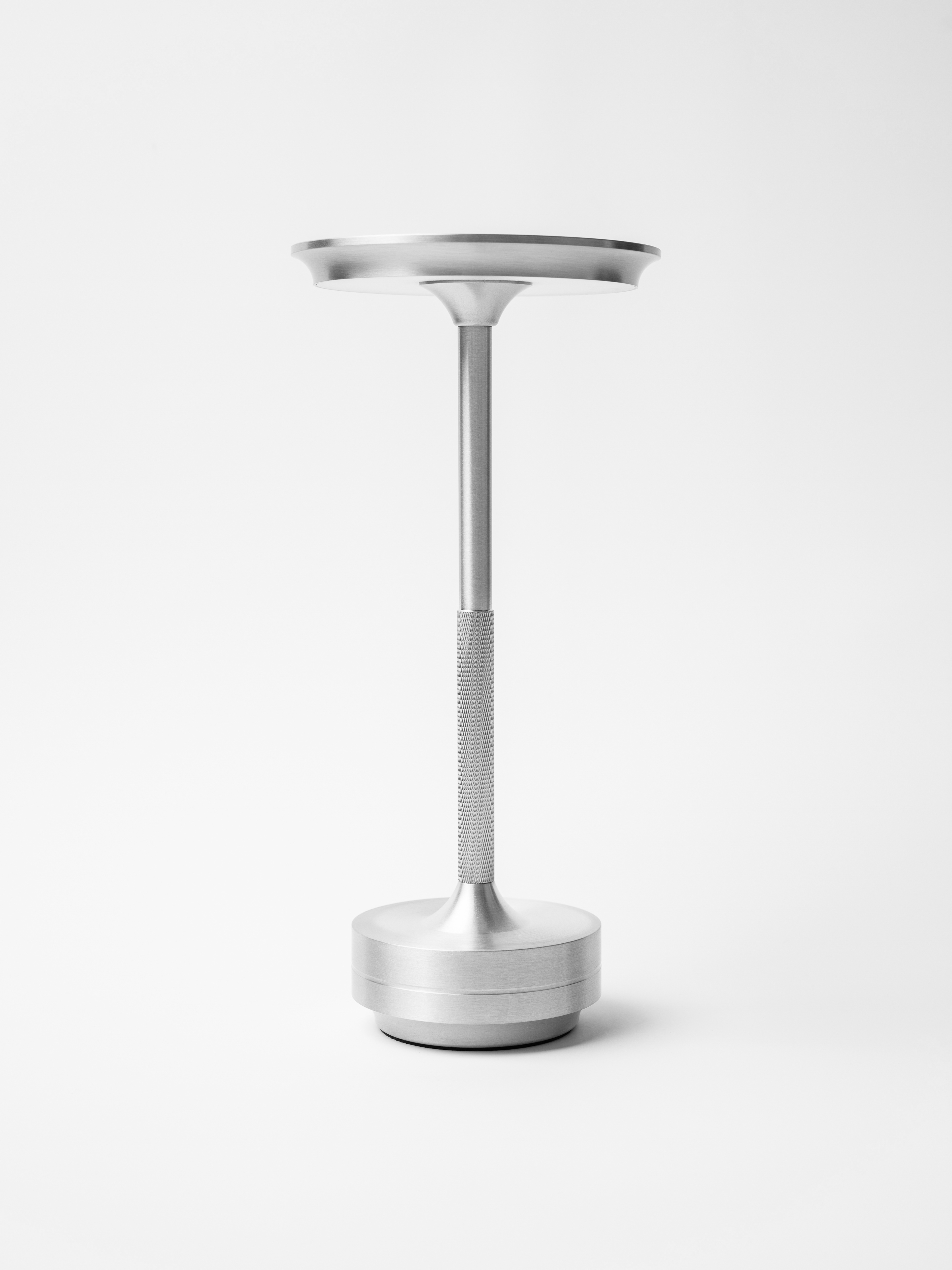 Лампа настольная d=13 см. h=27,5 см. 3 цвета, сенсорная регулировка яркости, алюм., серебристая LED HIGH-TECH MGline /1/20/ АКЦИЯ